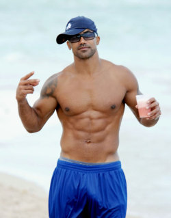 celebrtybulges:  Shemar Moore bulges at the