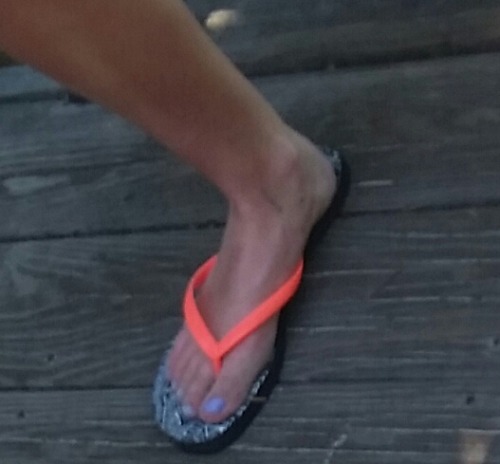 sexycandidfeet:  Boardwalk teen