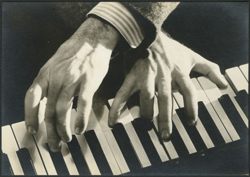 de-es-ce-ha:George Gershwin’s hands