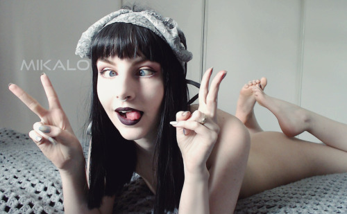 missmikalo:  Hello everyone, pls enjoy this lil shot of nakey dorkiness. thank much. bye now.