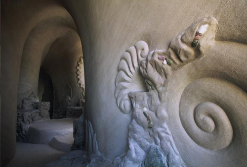 cubebreaker:
“ Artist Ra Paulette has spent the past 10 years carving out this cave in New Mexico with his dog by his side, in hopes of it one day becoming a venue for art.
”