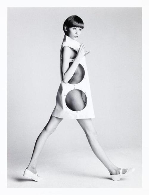 Peter Knapp, 1/Sandra et les lunettes Courrèges pour Elle, 1965. 2/Suzanne Schön pour Courrèges, 196