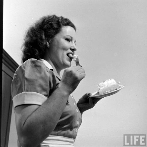 Examples of bad service at John O’Meara’s touring waitress school(George Skadding. 1947)