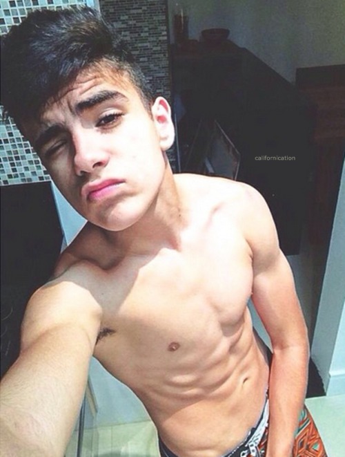 https://sexyboysbeingsexy.tumblr.com/post/121431393509