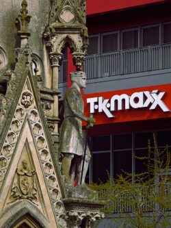 scavengedluxury: Simon De Montfort, having been defeated and killed by Royalists, his body mutilated and his extremities distributed among his enemies as trophies, faces the final indignity: T.K. Maxx. Leicester, April 2017. 