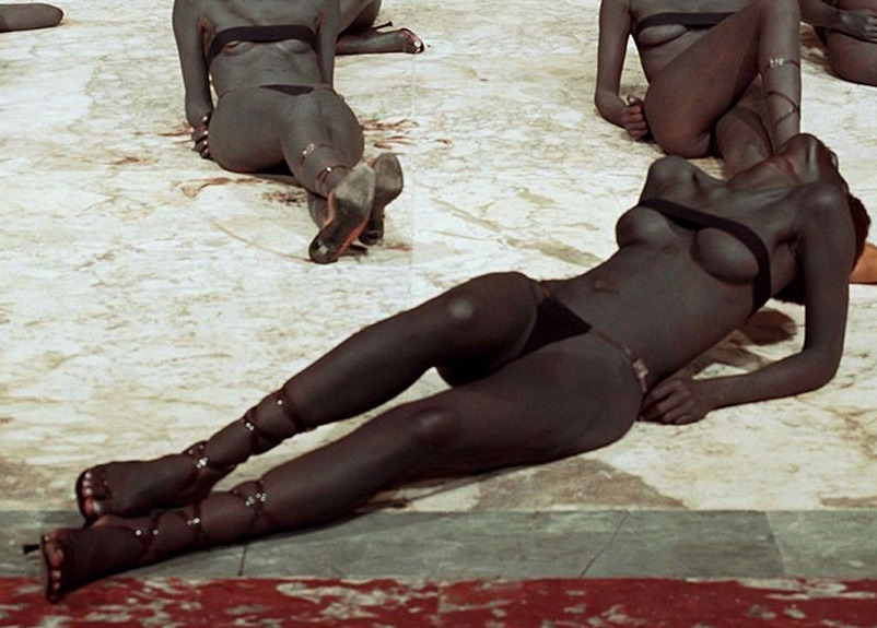 kradhe:  Vanessa Beecroft, performance VB48 at the Palazzo Ducale in Genoa, 2001.
