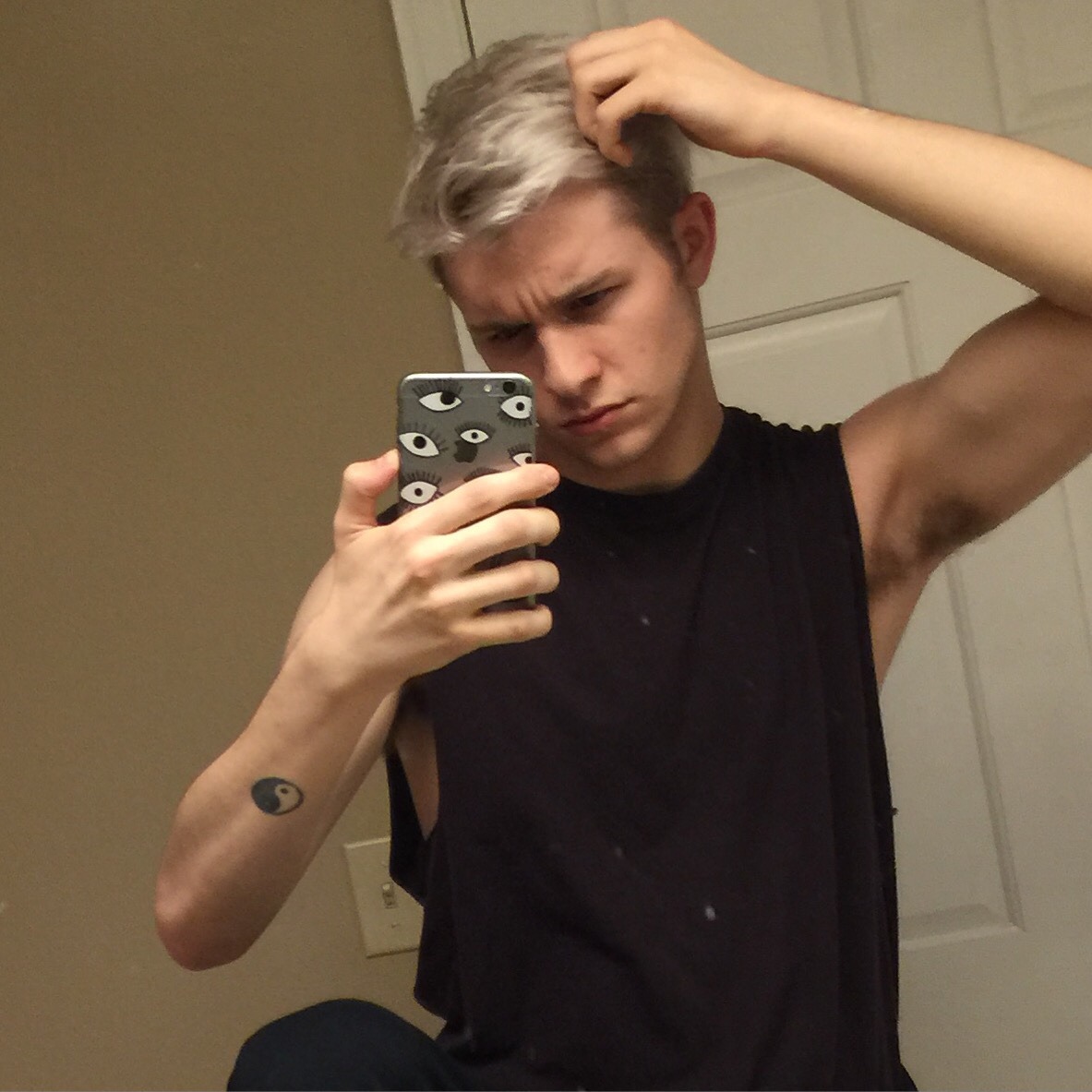 malikmydick:  idk who’s bathroom im in but i locked myself in here this night to