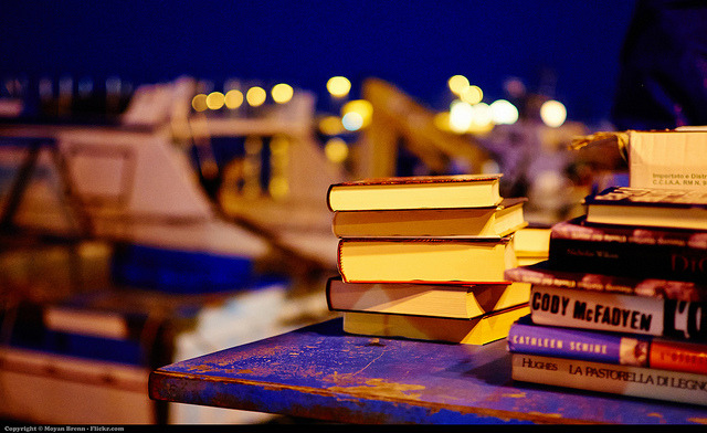 reads-alot:  Reading by Moyan_Brenn on Flickr. 