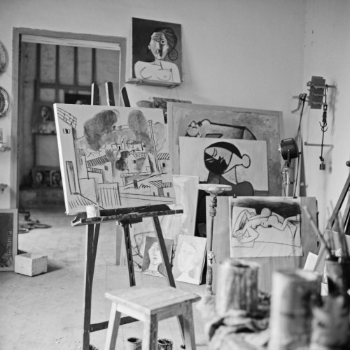 sashastergiou:   Picasso in his Le Fournas studio at Vallauris, 26 June 1953 (© Edward Quinn Archives)  
