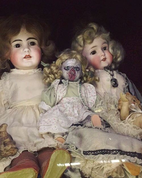 Saw these monsters at #viktorwyndmuseum #viktorwynd #creepydolls #babydoll #monster #nightmare #oddities #London #hiddenlondon #londonattractions