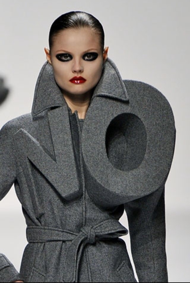 miumiukitten:  Magdalena Frackowiak at Victor &amp; Rolf AW08 RTW