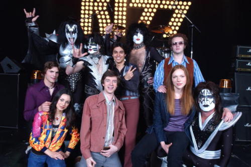 anything-for-my-baby: Kiss and cast of “That ‘70s Show” 2000. (X)