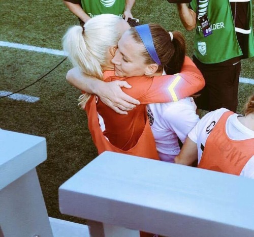 wambach-off-my-uswnt:  Ashlyn Michelle Harris, stop it now. 