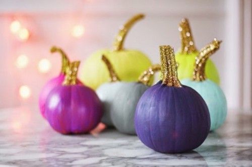 Happy Halloween! Here are some last minute DIY mini pumpkin decoration ideas ;-) Enjoy