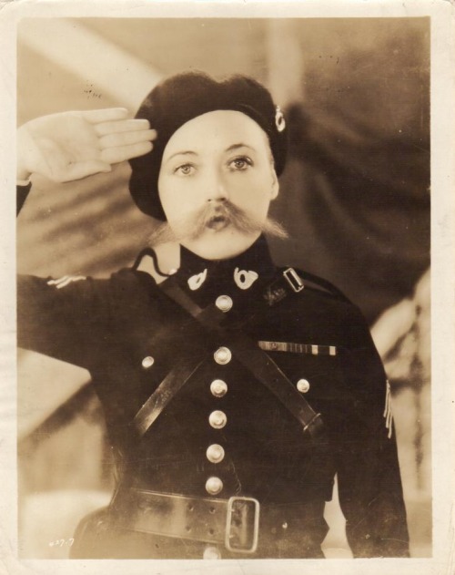 Porn Pics Femme soldat moustachue