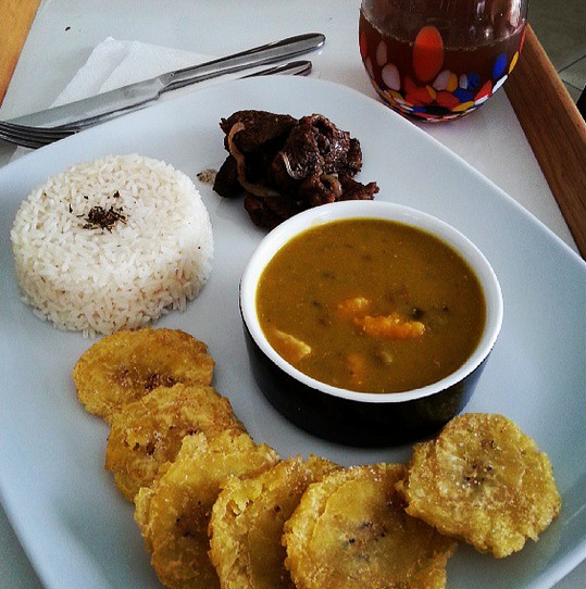 quelowat:  Comida de las 12. Metan cuchara: Bistec encebollado, arroz , gandules