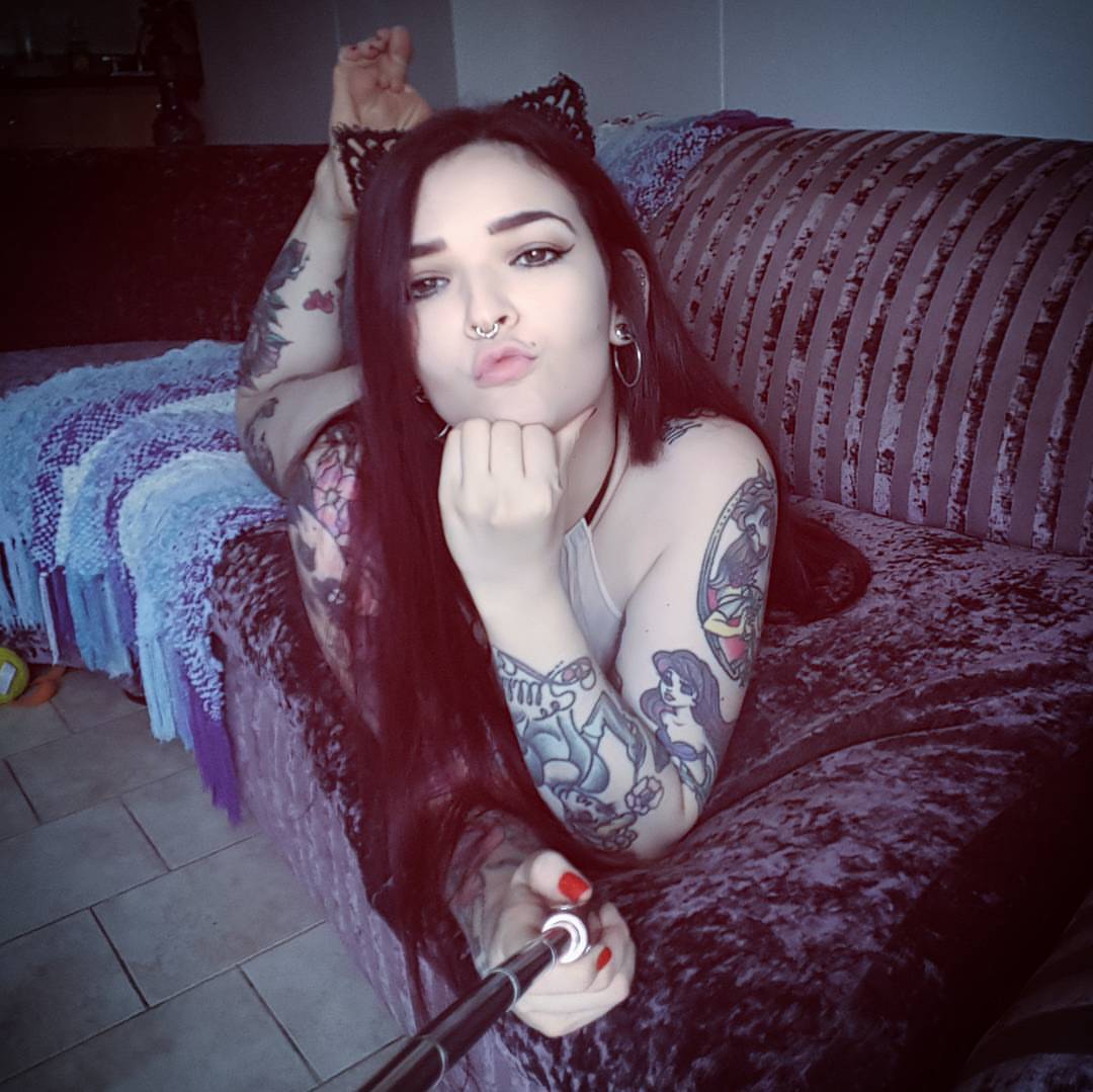 kitty-miau:  El mundo cambia con tu ejemplo, no con tu opinión. 👌 #tattoomodel