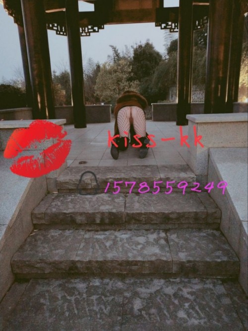 sex-slaves-kk: 冬季露出，身体很冷 内心却很火热––淫犬KK
