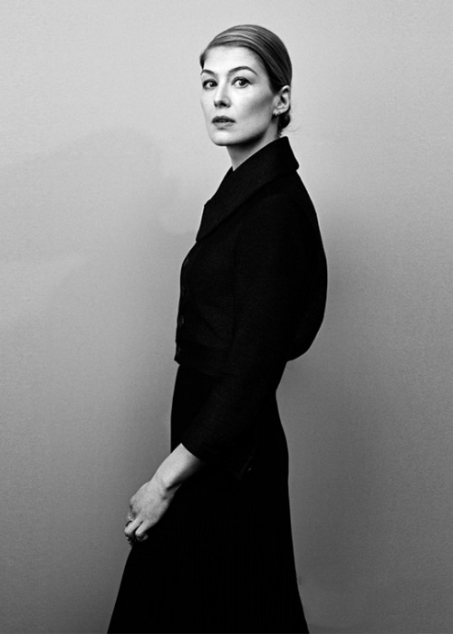fuckyeahrosamundpike:Rosamund Pike photographed by Jiaji Jin for Marie Claire China, 2016