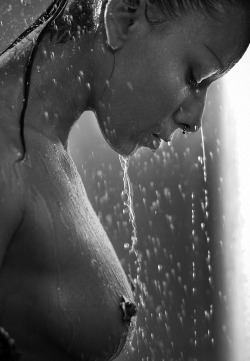 tentazioni-e-non-solo:  yesiamyourgoddess:  ⚜  L’acqua non lava via i pensieri… TeNS 