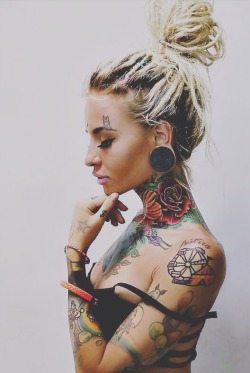 ilove-piercings-and-tattoos:http://ilove-piercings-and-tattoos.tumblr.com/