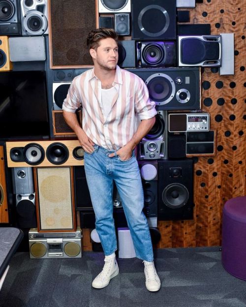 dailyniallnews:beebephoto: Nice to meet ya @niallhoran