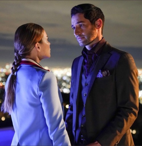 stardecker:GOOD FUCKING BYEEEE THE WAY HES LOOKING AT HER QUINTESSENTIAL DECKERSTAR