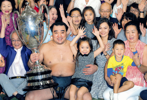 yoiyoihakkeyoi: Harumafuji takes the yusho at Aki Basho 2017!Coming off of a disappointing 3 strai