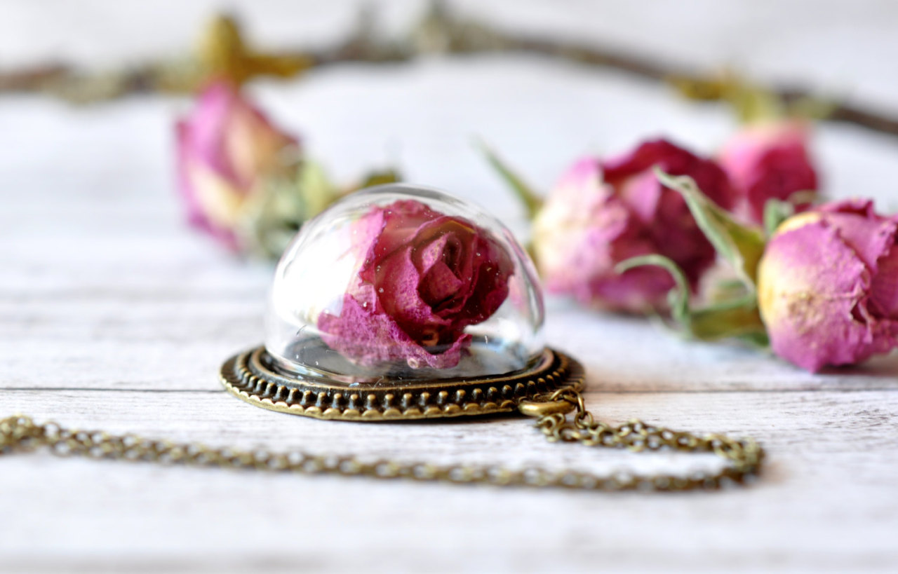 pomegranateandivy:  bestof-etsy:  Stunning Glass Bottle Encapsulated Rose Pendants