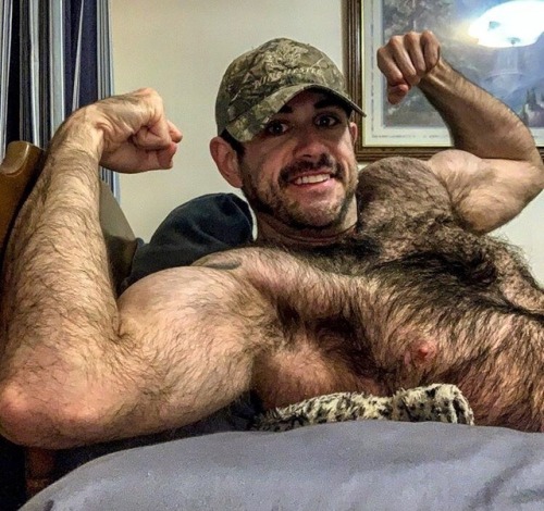 burboysir:  daddiesbearsandmuscles:  Shawn Harris  WOW!  Which is better… those guns, that fur, that gorgeous everything?!  DAMN!