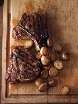 savagelydelicious:  Tuscan Style Steak with Crispy Potatoes  http://blog.williams-sonoma.com/todays-recipe-tuscan-style-steak-with-crispy-potatoes/