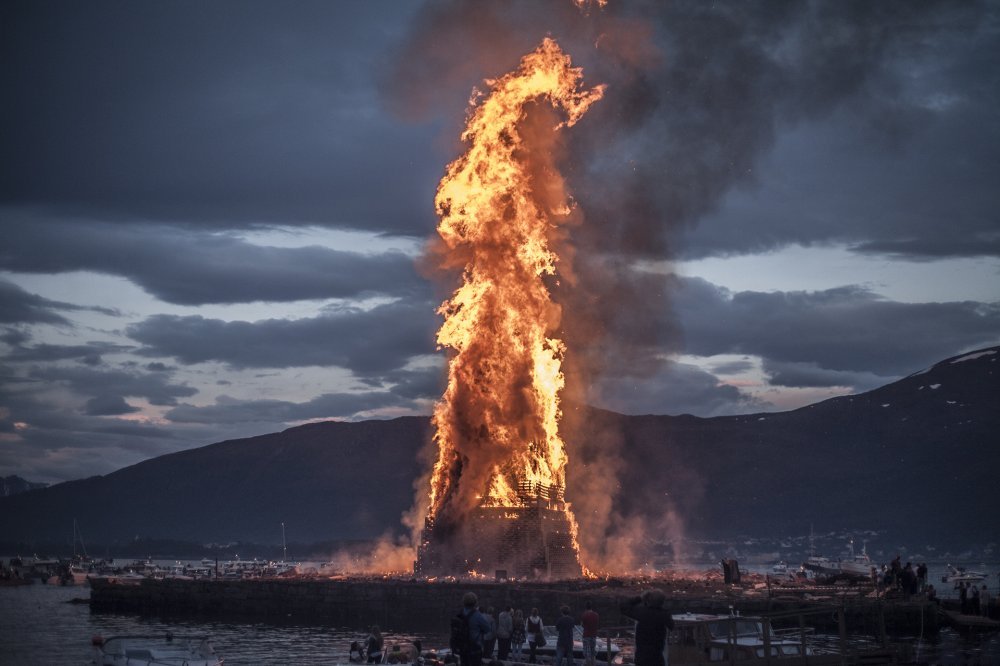 in-a-hole-in-the-ground:  dance-colin-dance:  A Bonfire in Norway. :)  THE BEACONS