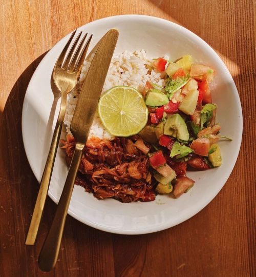 Sunday looking extra good! ;)BBQ jackfruit bowl with pineapple salsa!Jackfruit pulled pork it’s 