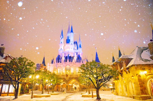mickeyandcompany:  Snow at Tokyo Disneyland (x) 