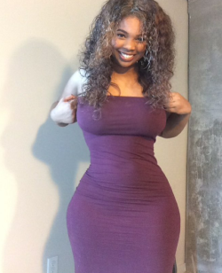 thicksexyasswomen:  beauties0519:  Omg, those curves!  Bae