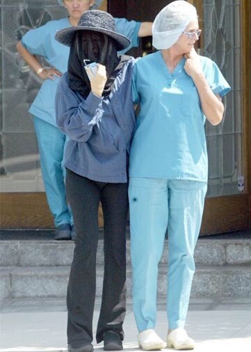 popculturediedin2009:  Barbra Streisand leaves a plastic surgeon’s office in Beverly Hills, July 2003