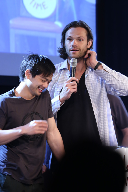 secretlytodream:Jared and Osric at the opening ceremony | JIB Con 2014