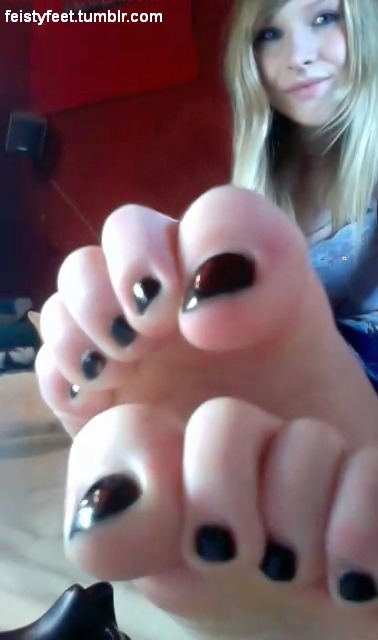 kiwifootlover: where-the-toes-are: Chelsea Where the TOES are. I love black toes