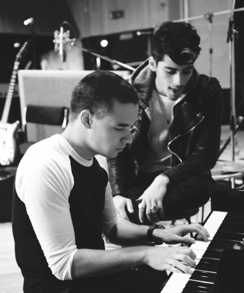 ZARRY Me Está Confundiendo. (ayuda) / ZARRY It's Confusing Me. (help)