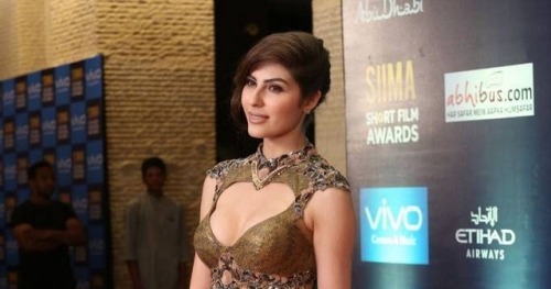 indiangirlsvilla: Naaz Norouzi Stills At SIIMA Short Film Awards 2017 dlvr.it/P9W0qw