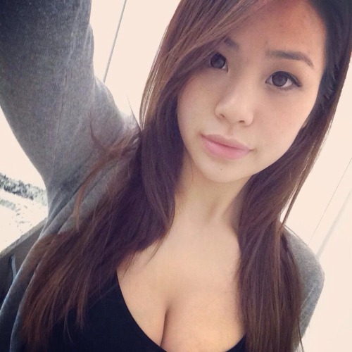 hornycrazzi: sexyonlinesg:  Share the love  Nice body
