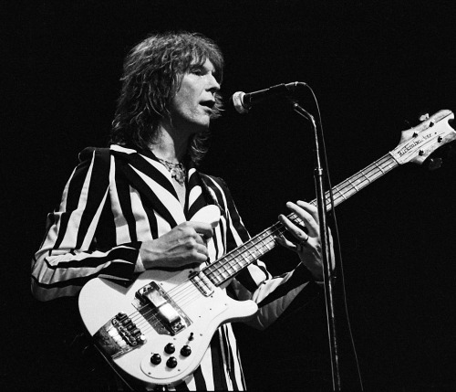 sickfink2: Chris Squire’s backgammon fit onstage.1st pic: By Michael Putland at Madison Square