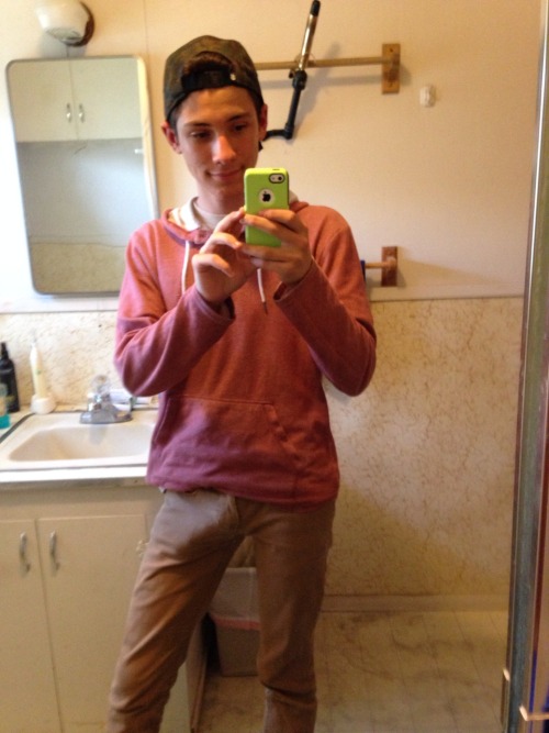 cumtease:  biscuitgod:  Guess who got a new phone! (:  do I see what I think I see? 0_0 
