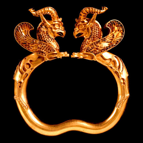 Achaemenid gold griffin headed armlet from the Oxus treasure found in Takht-i-Kuwad, Tajikistan c. 4