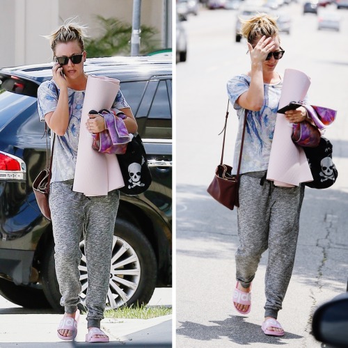 Kaley Cuoco heading to Yoga in Thousand Oaks 5/23/2016