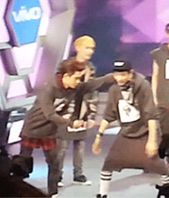 veriloquentmind:  kyungsoo jumping into chanyeol’s