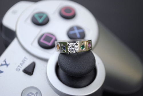 dahbahtman:  Geek Engagement Rings R2-D2 (Star Wars) Star Trek Insignia (Star Trek) Tri Force (Legend of Zelda) Spiderman  Hello Kitty  Decepticon (Transformers) Space Invader  Playstaion  Portal Metroid  Geek Engagement Rings Boxes Geek Engagement