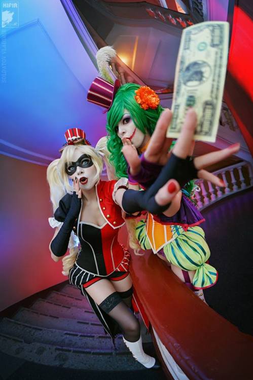 kamikame-cosplay:  Ryoko as Harley Quinn`R&R Art Group  Rei as Lady Joker (NOT Duela Dent)Photo by Kifir Holy Batman! This Noflutter Joker cosplay by R&R is amazing! That orange gradient corset and green stripe bustles! The Harley wig and make-up!