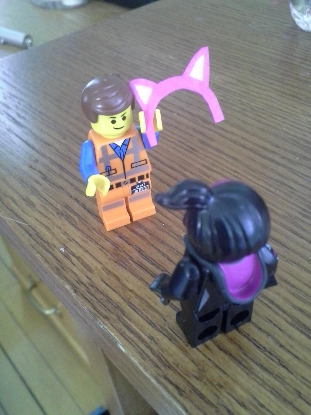 hamigakimomo:  Emmet discovers furries 