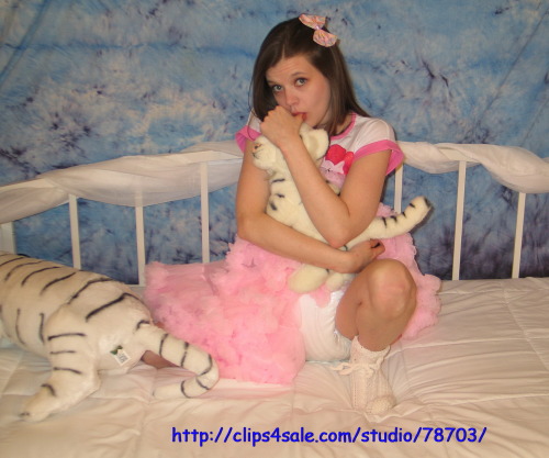 lilsophiestudios:  Me an my tutu an my big ol diaper!  Always so cute.